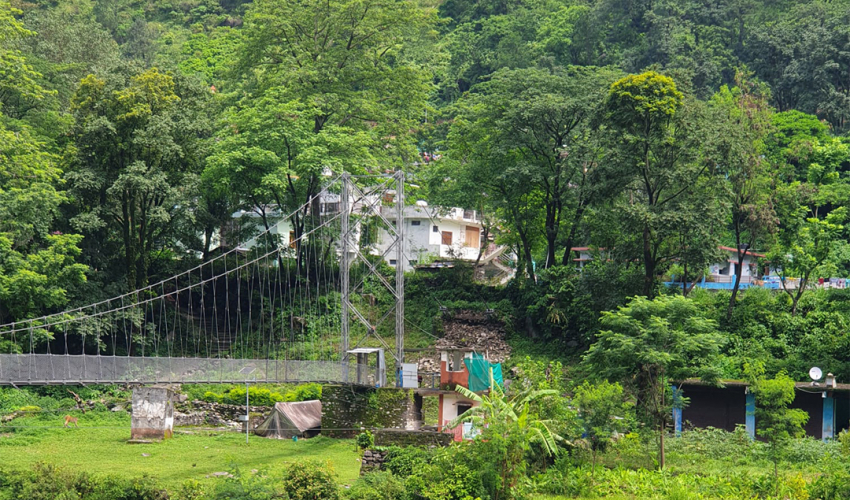 दार्चुलाको दत्तु पुलका लठ्ठा चुँडिएपछि अनिश्चितकालका लागि आउजाउ बन्द